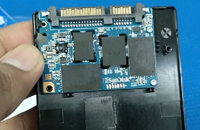 Internal sandisk chipset view of WD 500GB SSD drive