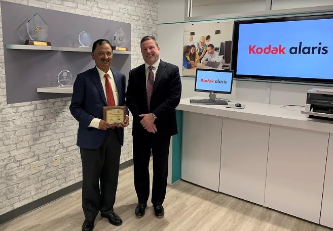 Mr. Diwakar Nigam, Newgen Managing Director and CEO, receives a special plaque from Mr. Don Lofstrom, President and General Manager, Alaris, a Kodak Alaris business