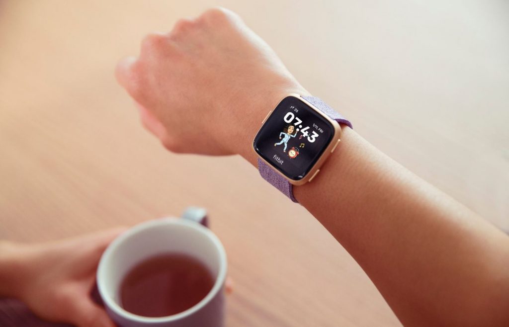Bitmoji Clock Face Integration on Fitbit Smartwatches (3)